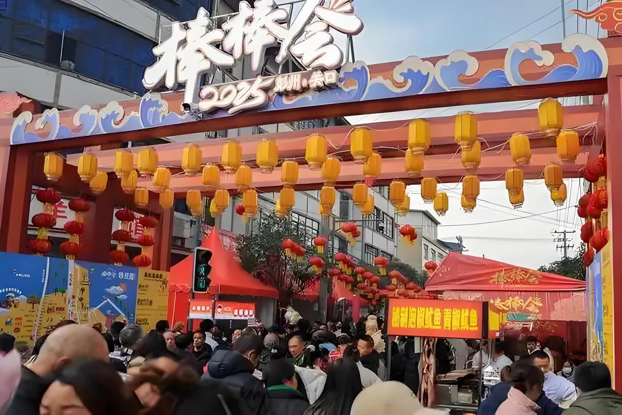 看到现在的棒棒会，便想起了儿时的棒棒会的情景……记录了时代的变迁。[赞][赞][