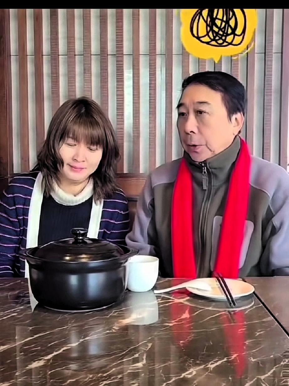 今天又刷到一个冯巩和闫学晶的段子，也不知道是啥时候拍的，我想应该是以前的吧，冯主