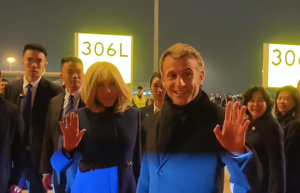 马克龙到成都了。
他夫人换了身蓝色外套。
两人在国旗前合了影。

这些场面上的事