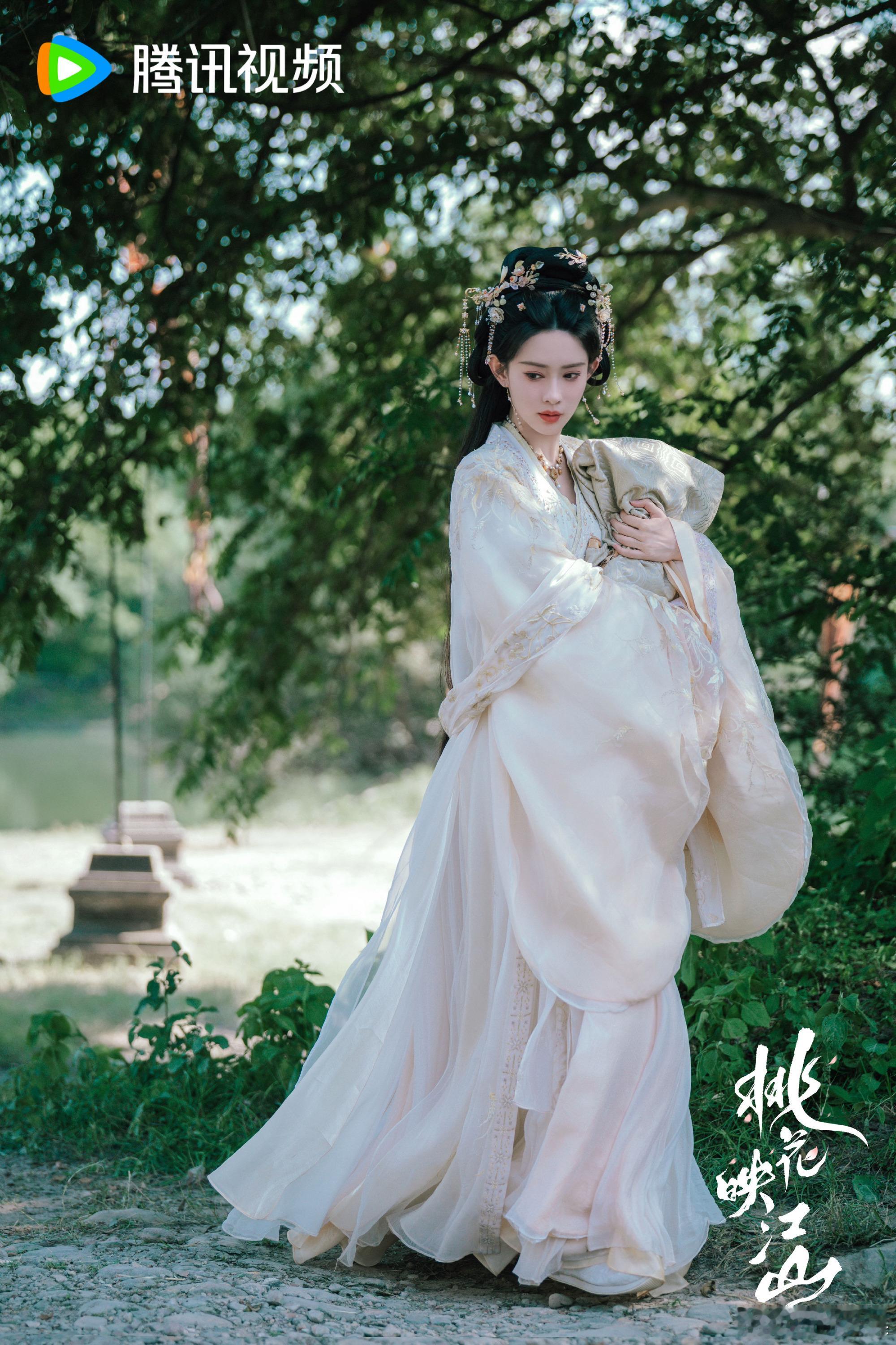 当得知《桃花映江山》编剧在剧组的艰难处境，再看如今混乱的剧情，观众们明白了好的剧