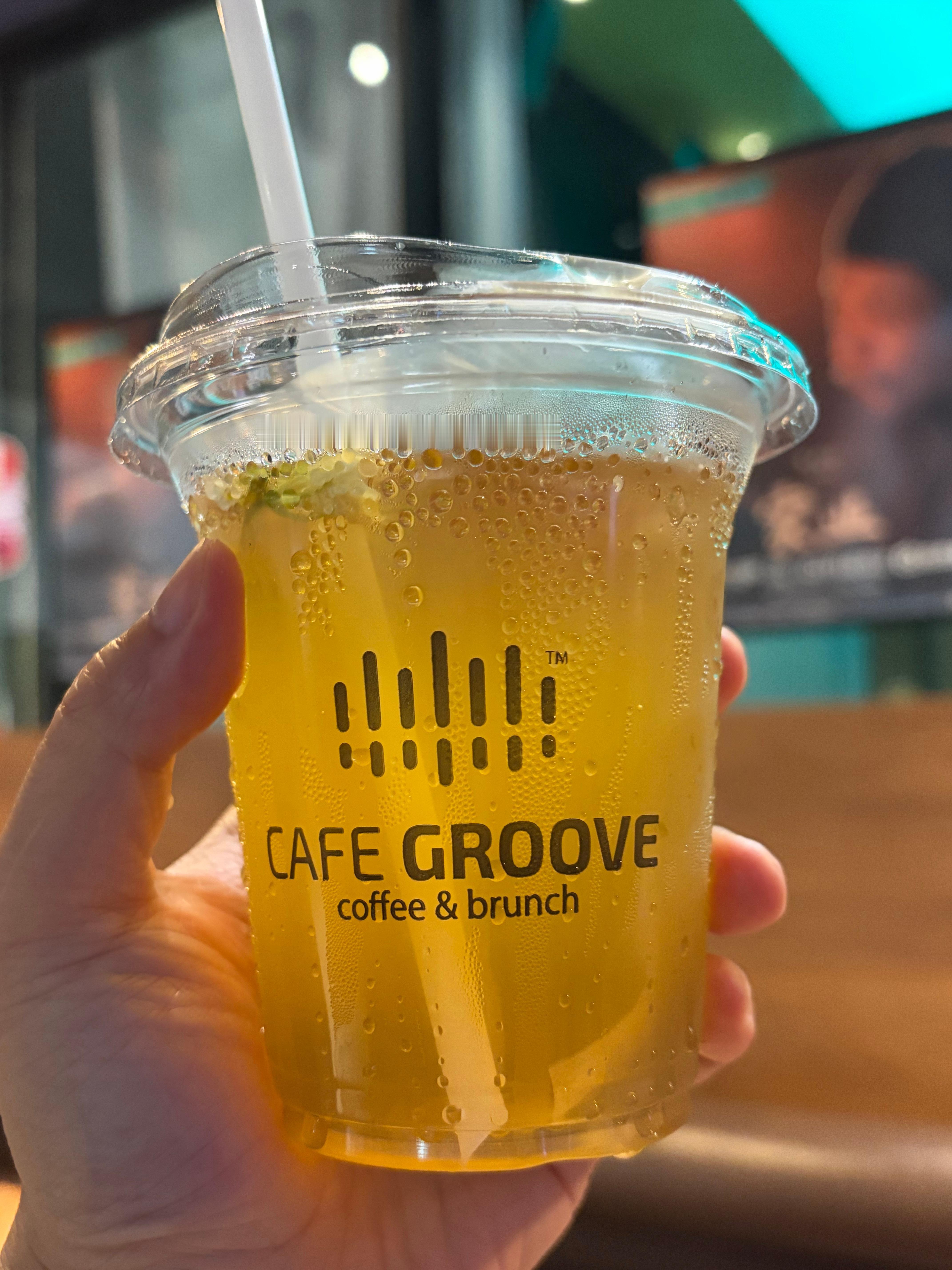 来三里屯看世界杯决赛……正在睡的都是菜鸡。