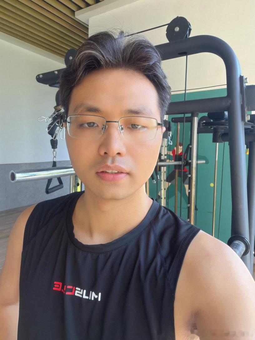 小区楼下练习一下力量！今天老婆问我，最近你怎么一天就研究健身，不研究一下基金？那