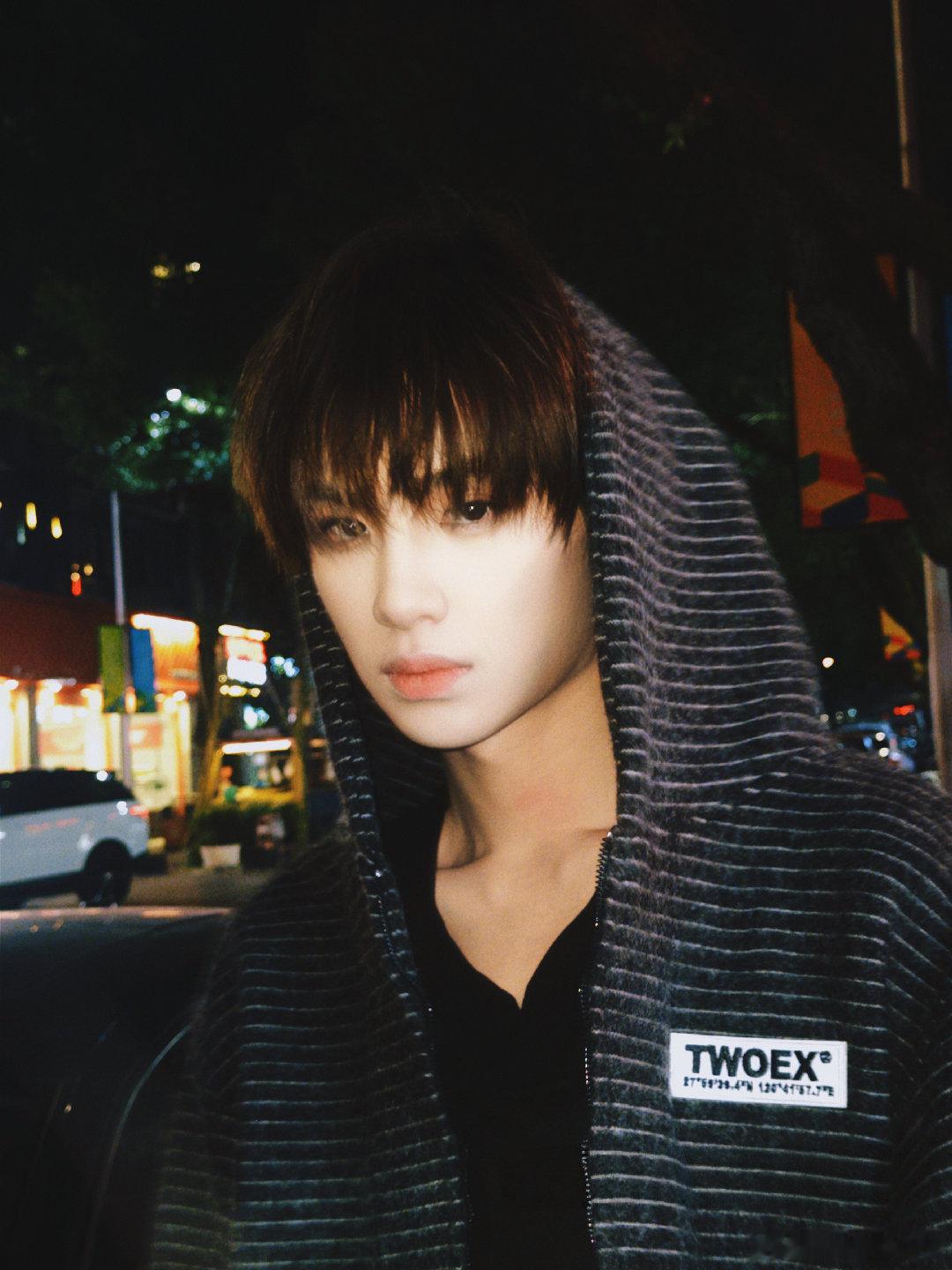 黄明昊氛围感九宫格黄明昊街边氛围感随拍  街边光影撞进镜头，黄明昊的氛围感随拍自