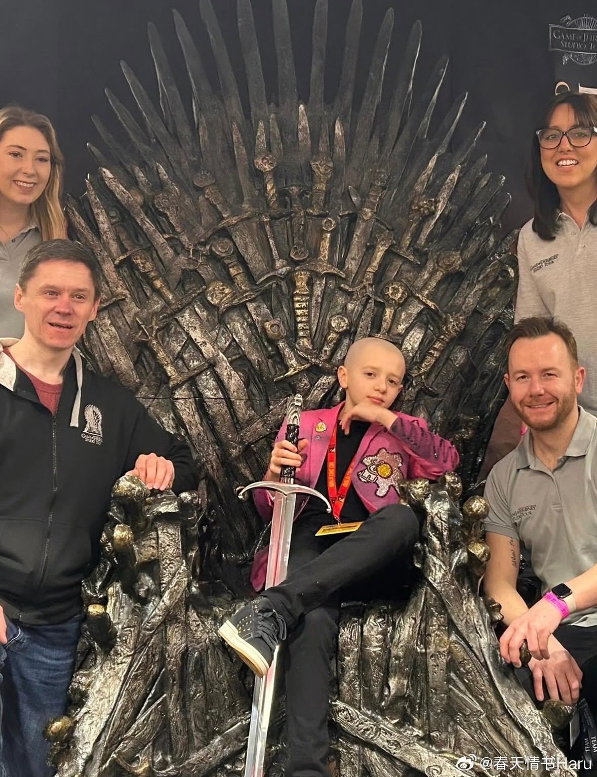 《七王国的骑士中》扮演伊戈的小演员德克斯特·索尔·安塞尔与铁王座的合影 
