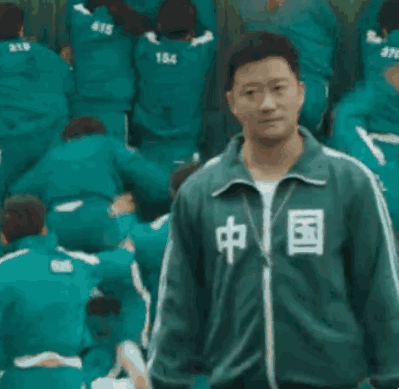 鱿鱼游戏吴京 这件印有“中国”字样的衣服配上吴京的表情，被网友疯转成各种表情包[