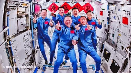 前脚还在阴阳怪气地酸“中国空间站搞封闭排外”，后脚就被今天凌晨传出的画面狠狠扇了