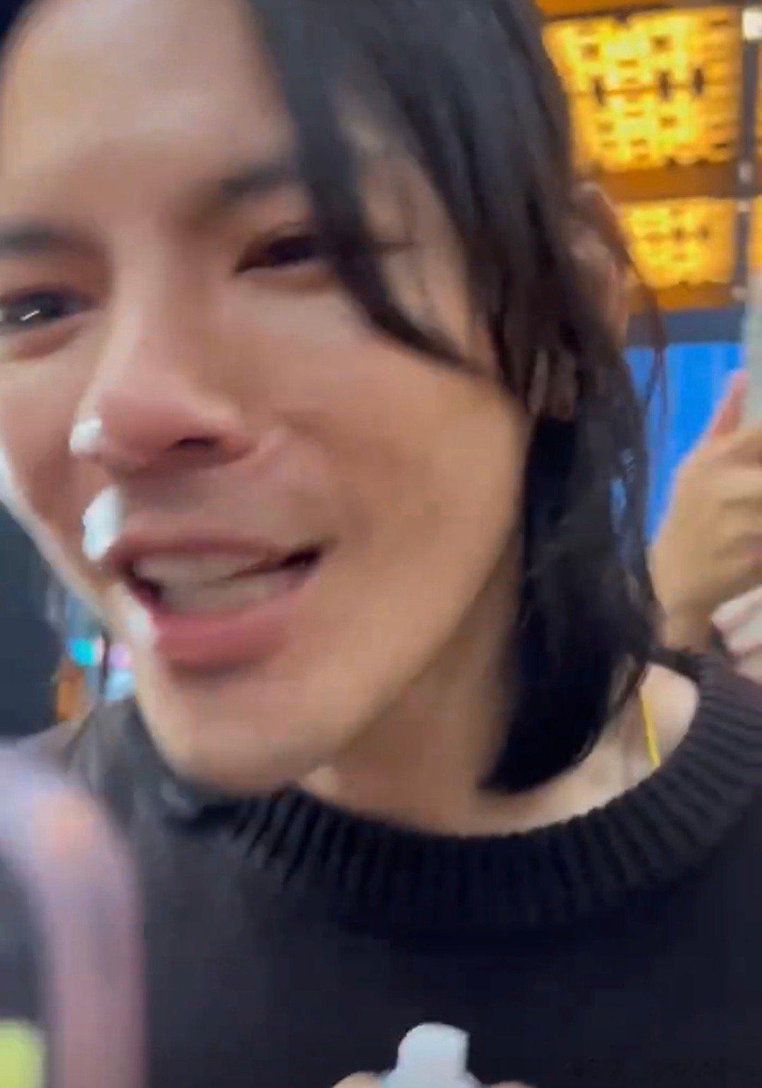 #向佐 我一生只爱郭碧婷# 向佐在视频里大喊“向佐只爱郭碧婷”，那画面太甜啦！他