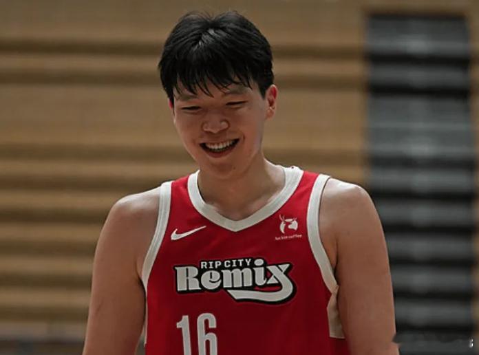 杨瀚森g联赛的表现还是值得称道的，进攻端篮下成功率高，防守端也体现出尺寸优势。作