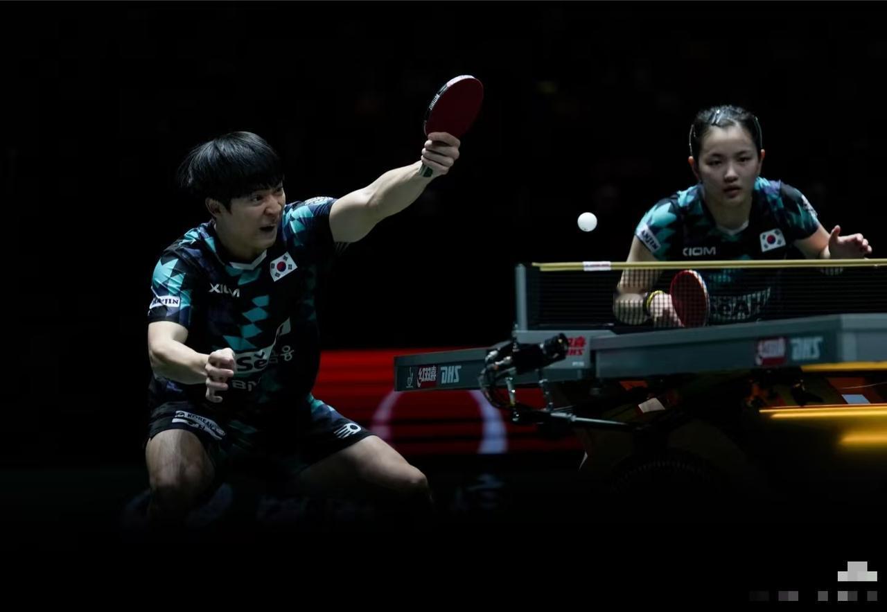 原来韩国女双崩盘的时候，
德国女双就站在对面，
终于知道为什么韩国这次会崩溃了。