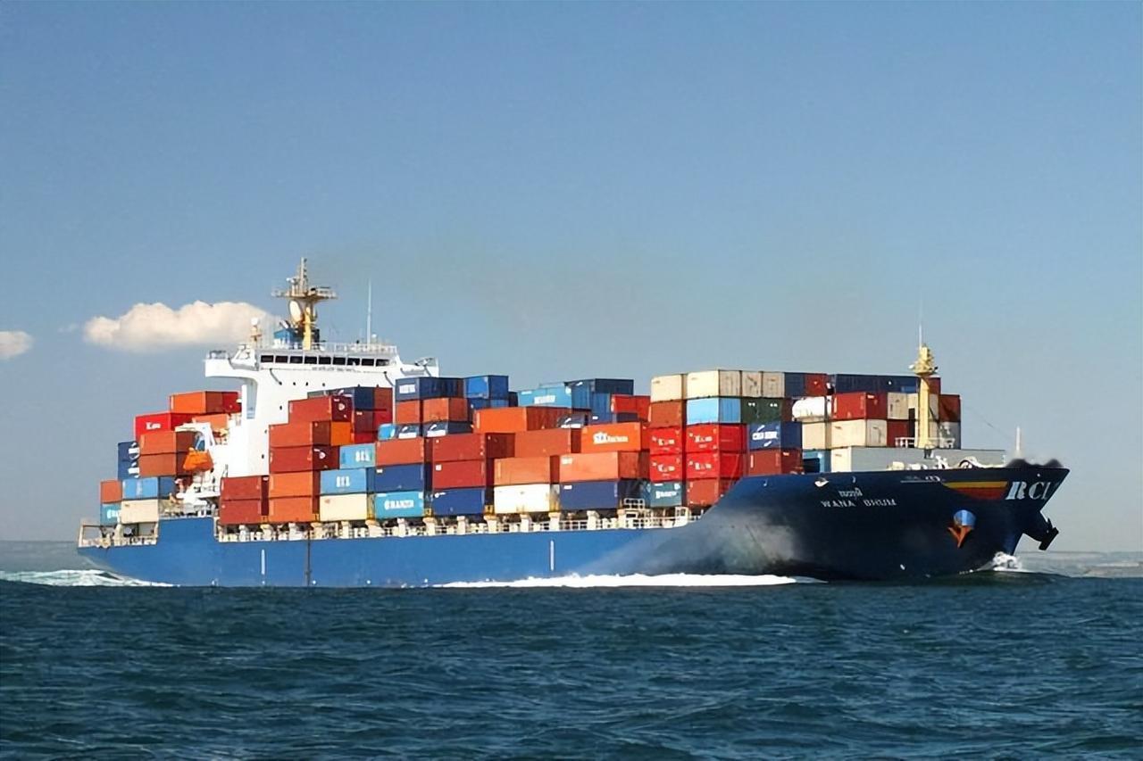 还没等停火的余温散去，海上就又响起枪声了！
 
4月22日这天，英国海上贸易行动