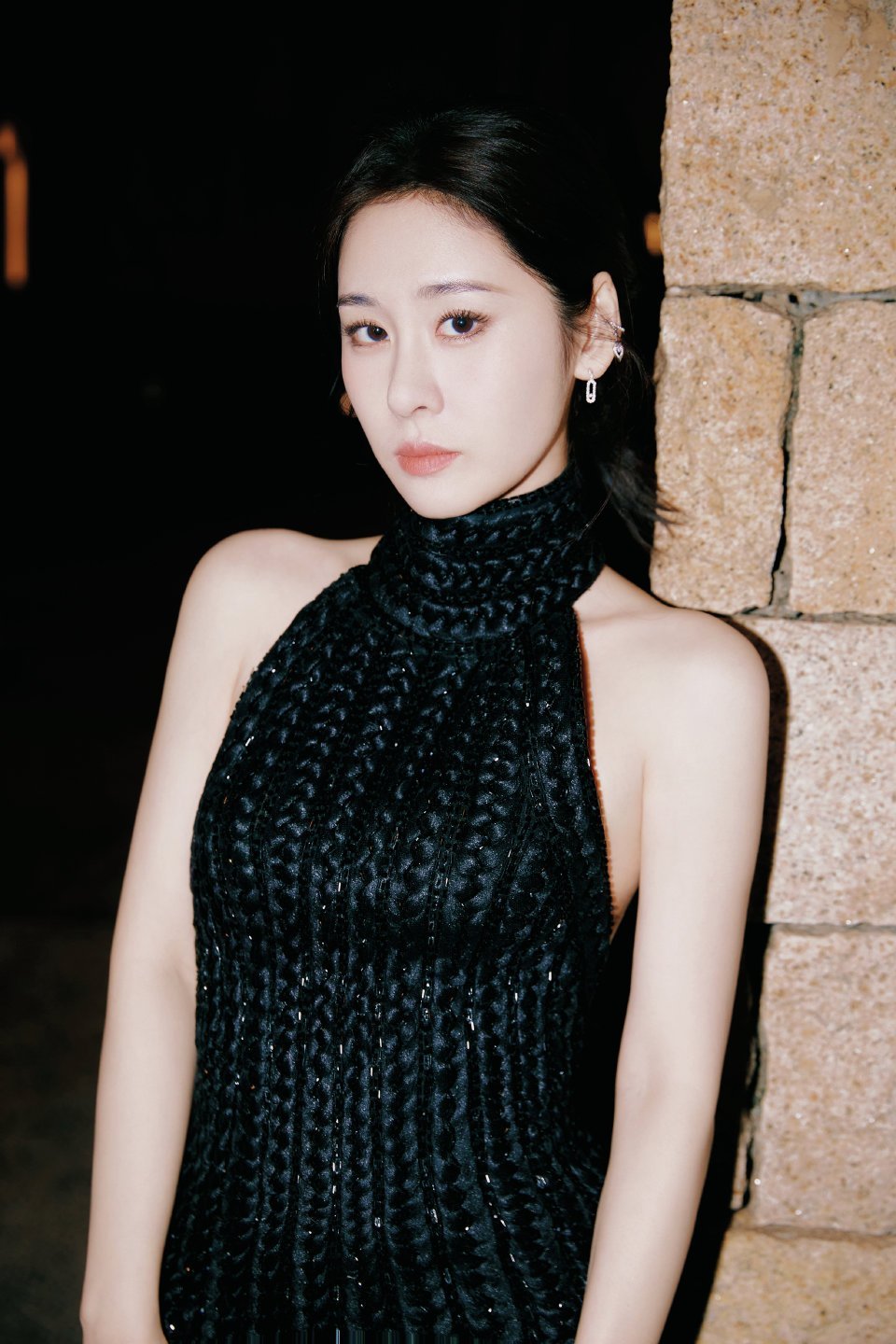 张碧晨单膝下跪这一下 这个舞台瞬间值得反复回看！《你》+《笼》连唱封神，笼中走出