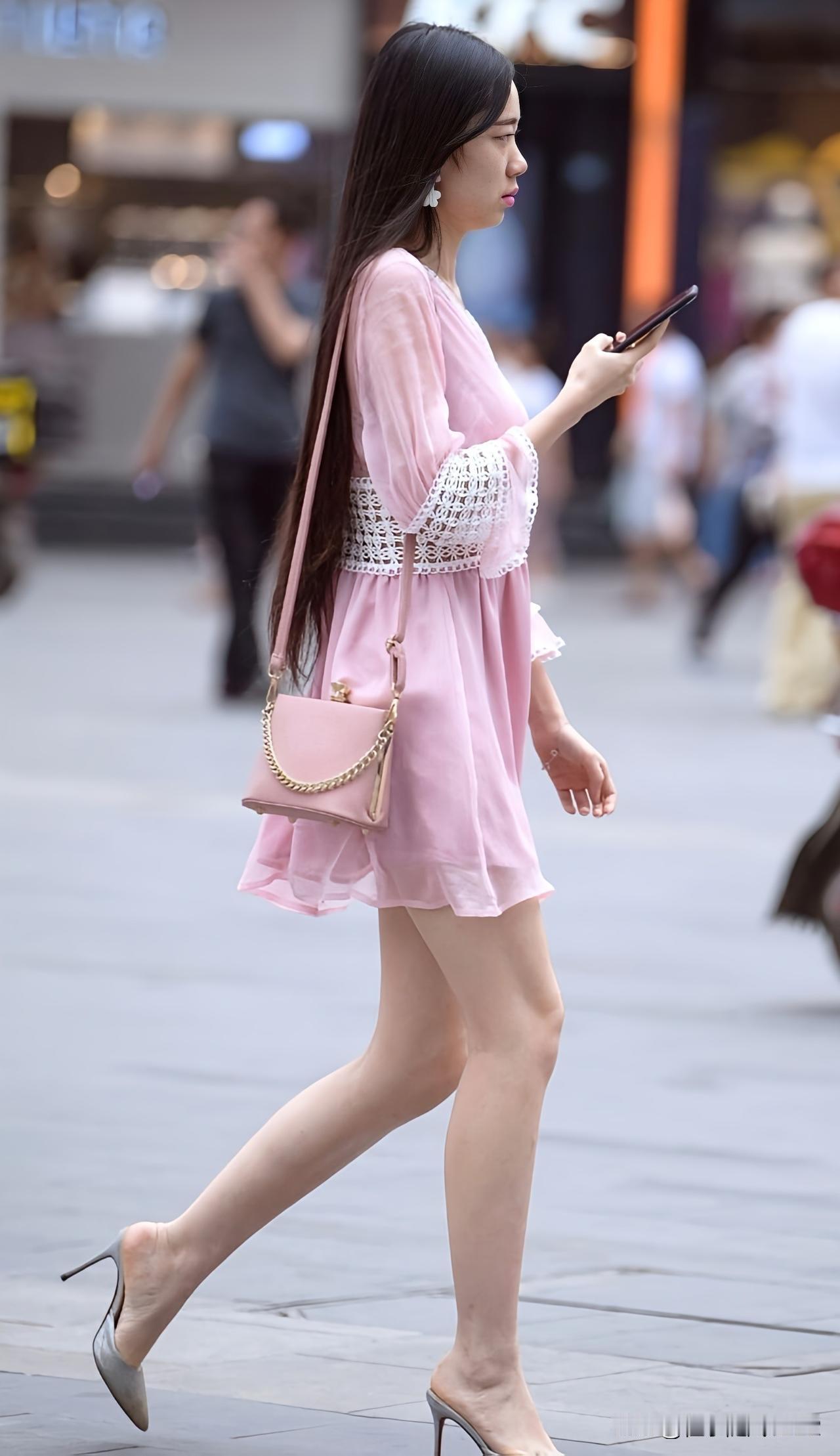 粉嫩少女风穿搭，轻盈飘逸的粉色连衣裙，搭配精致小包，优雅出街