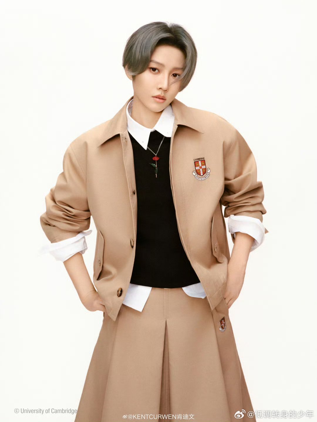 刘雨昕这身剑桥联名系列好好看！雅致学院风，这就是学姐啊