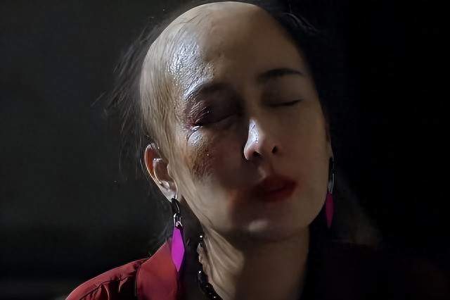 马苏剃光头，关晓彤漂白眉，内娱流行比丑了？网友：越丑越封神