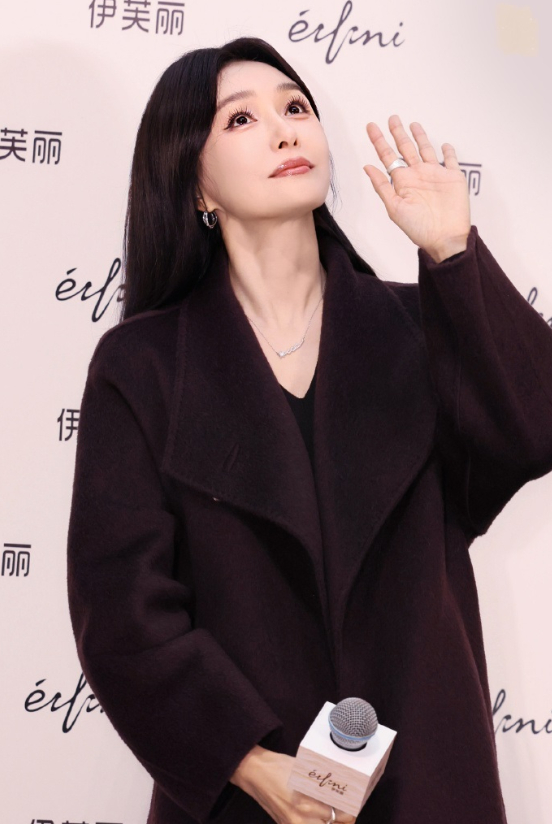 娱乐八卦 今天秦岚在出席时尚活动的时候搭配了一身很时尚的秋装，她这回凸显出了满满
