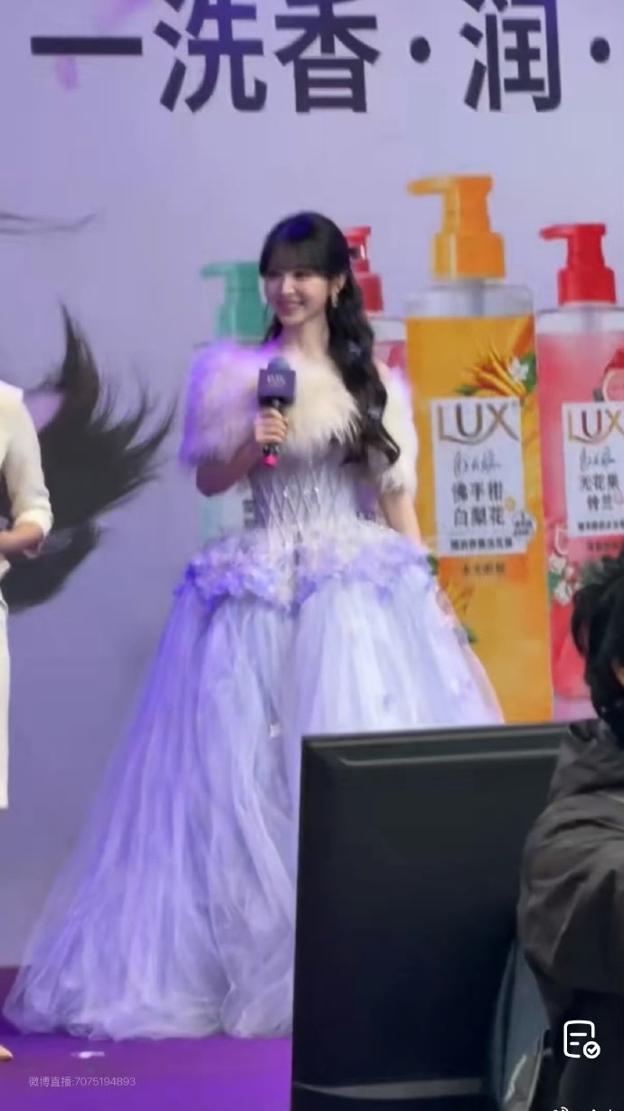 田曦薇紫色毛领纱裙田曦薇毛领披肩纱裙田曦薇线下活动造型兼顾了美感与温度！紫色纱裙