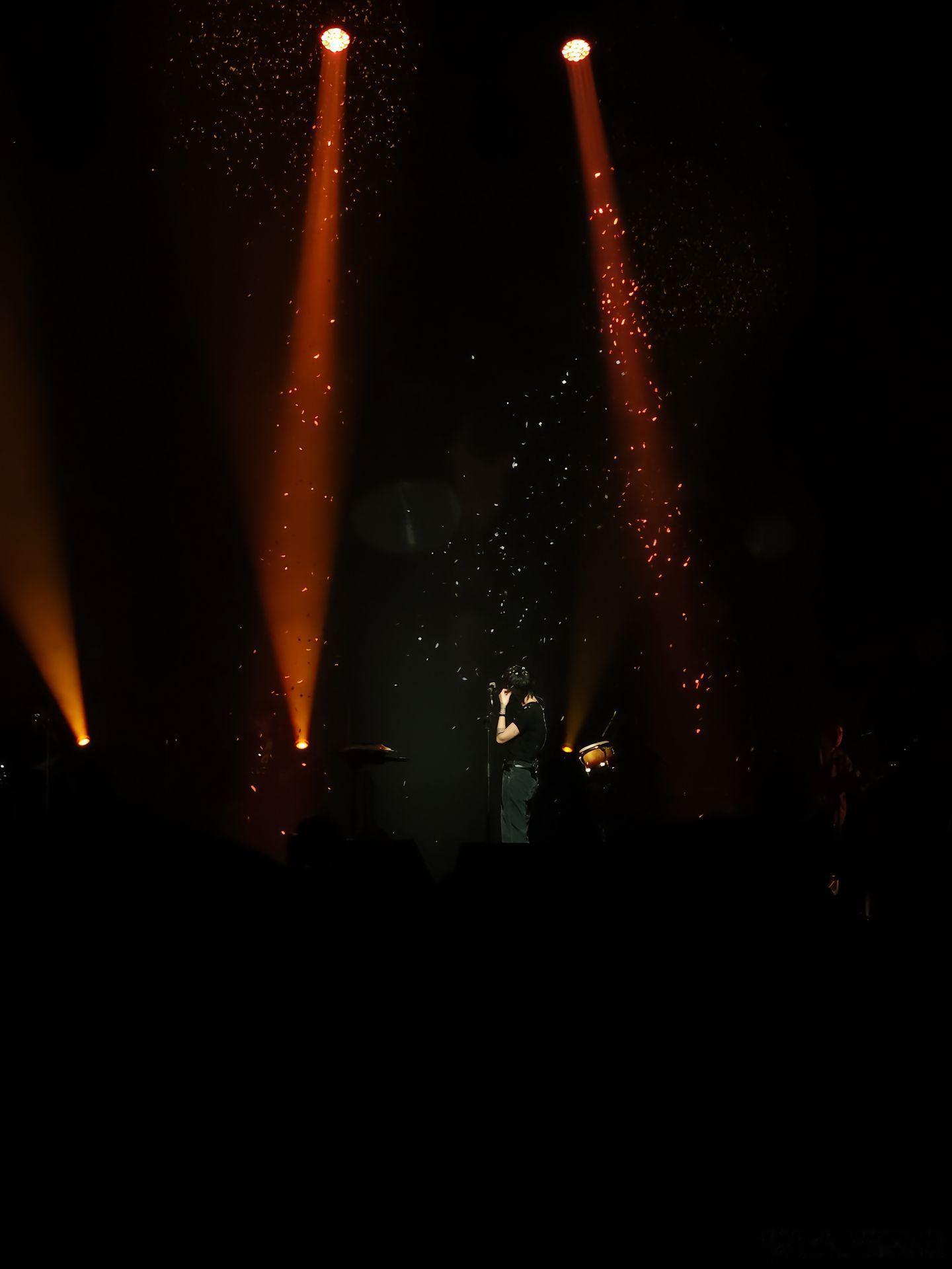 窦靖童 同一片天空下窦靖童登台歌手舞台，演绎原创曲目《同一片天空下》。慵懒空灵唱