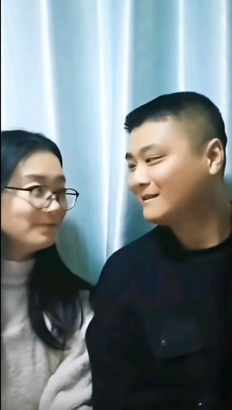 南京认亲的双胞胎的哥哥，发视频称今天买了直播的新设备。目前双胞胎弟弟的人品塌方了