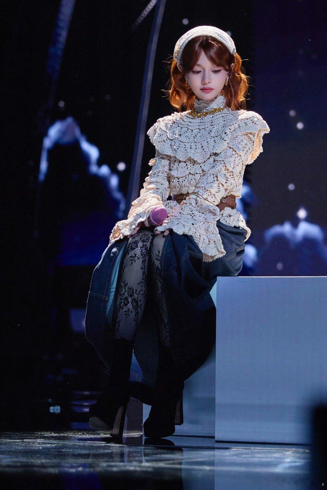 黄霄雲在声生不息后台集邮 谁懂啊！黄霄雲在声生不息后台被前辈们花式夸夸也太治愈了