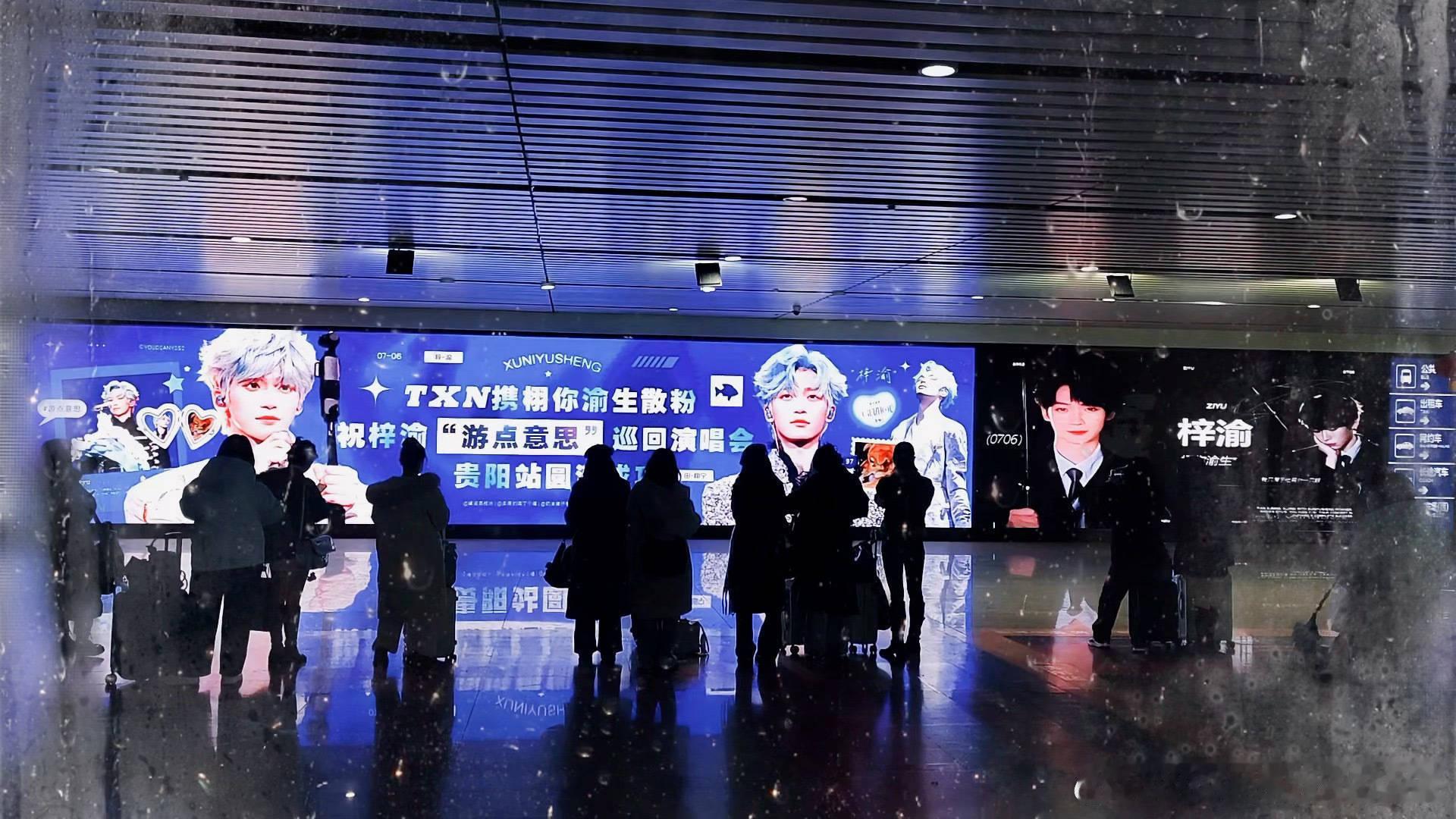 （tg）们6.0cpf的歪屁股不仅不藏，还要投在大屏上让所有人一起见证