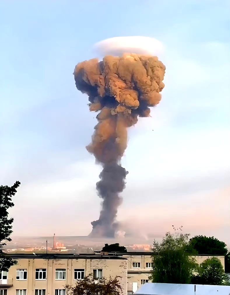 #俄乌局势新进展# 尽管基辅当局宣称被俄军导弹打出蘑菇云的赫梅利尼茨基弹药库只是