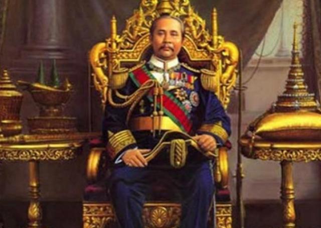 1868年10月，曼谷大皇宫的加冕典礼上，一个十五岁的少年坐上了王座。 
 
他