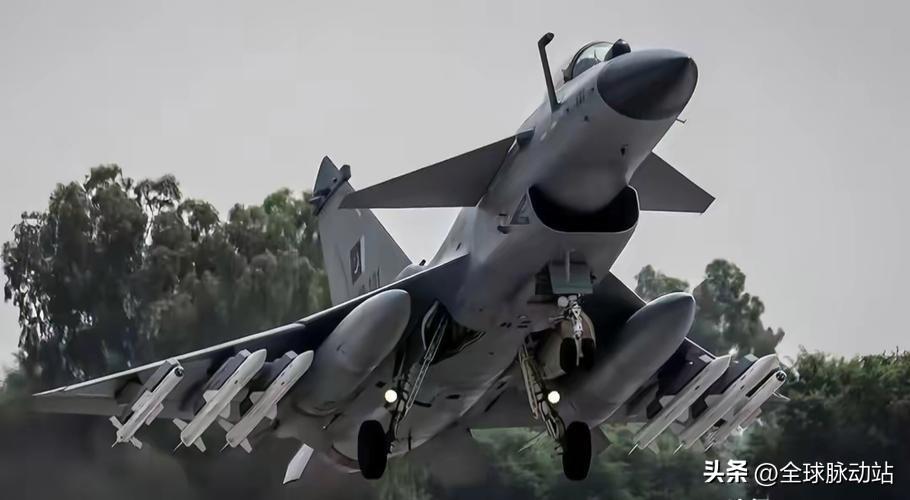 看到歼10战机飞行训练的精彩画面，我突然想起，巴基斯坦购置了中国出口版的歼10 