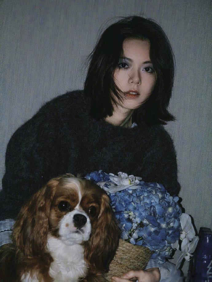 赵今麦手搓烟熏妆赵今麦没有技巧全是美丽短发+蓝色烟熏妆也太绝了！侧脸线条干净又灵