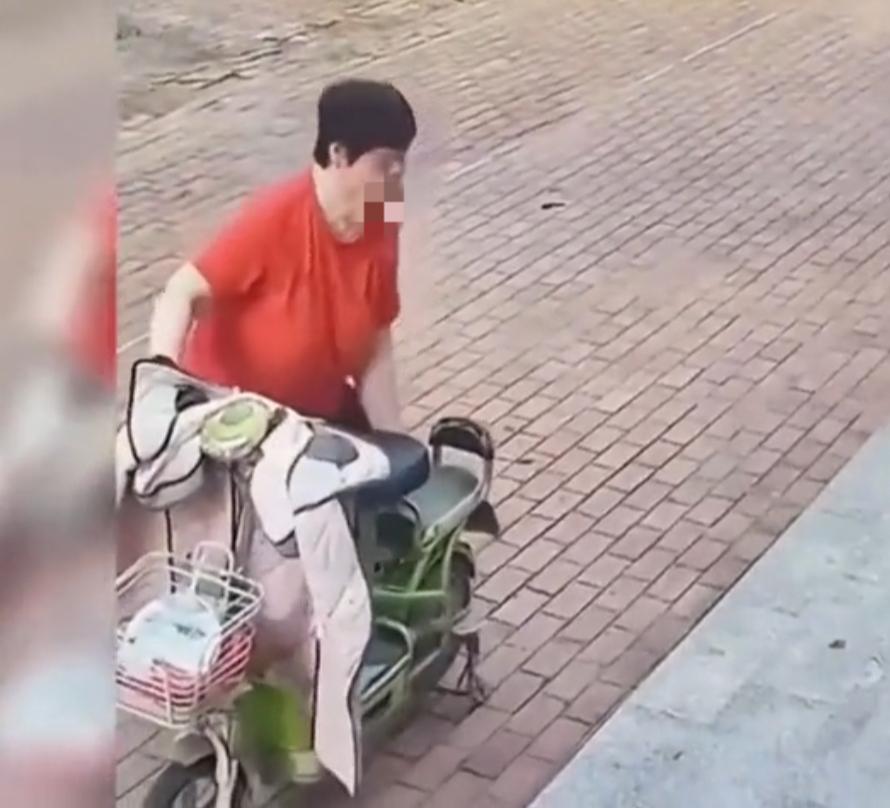 大妈啊!你忘了到处都是监控吗？
     自古以来就有贪小便宜，吃大亏的说法。