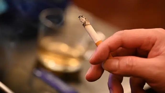 上海，男子每天最少抽3包烟起步，十年如一日都如此，到医院一查，他全身血管堵塞，没