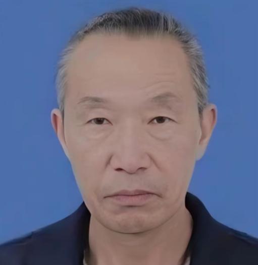 深圳一名69岁的保洁工人，在清晨街头撞见持刀歹徒追砍女学生。他徒手冲锋挡下致命伤