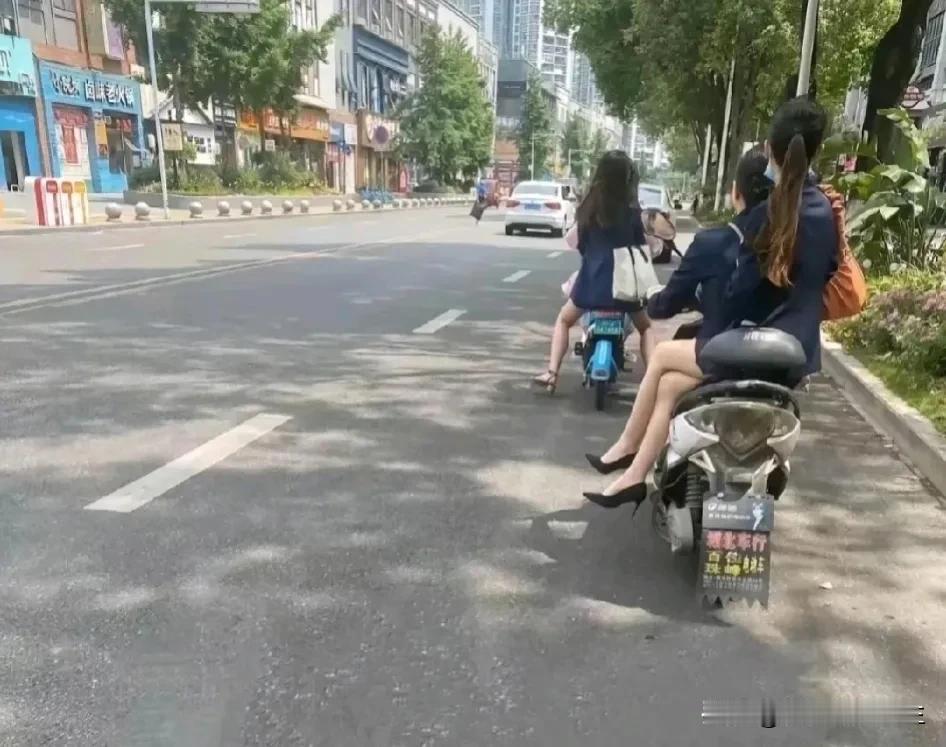 同样的露腿高跟，不同的坐姿，差别真的好大啊！[笑哭]