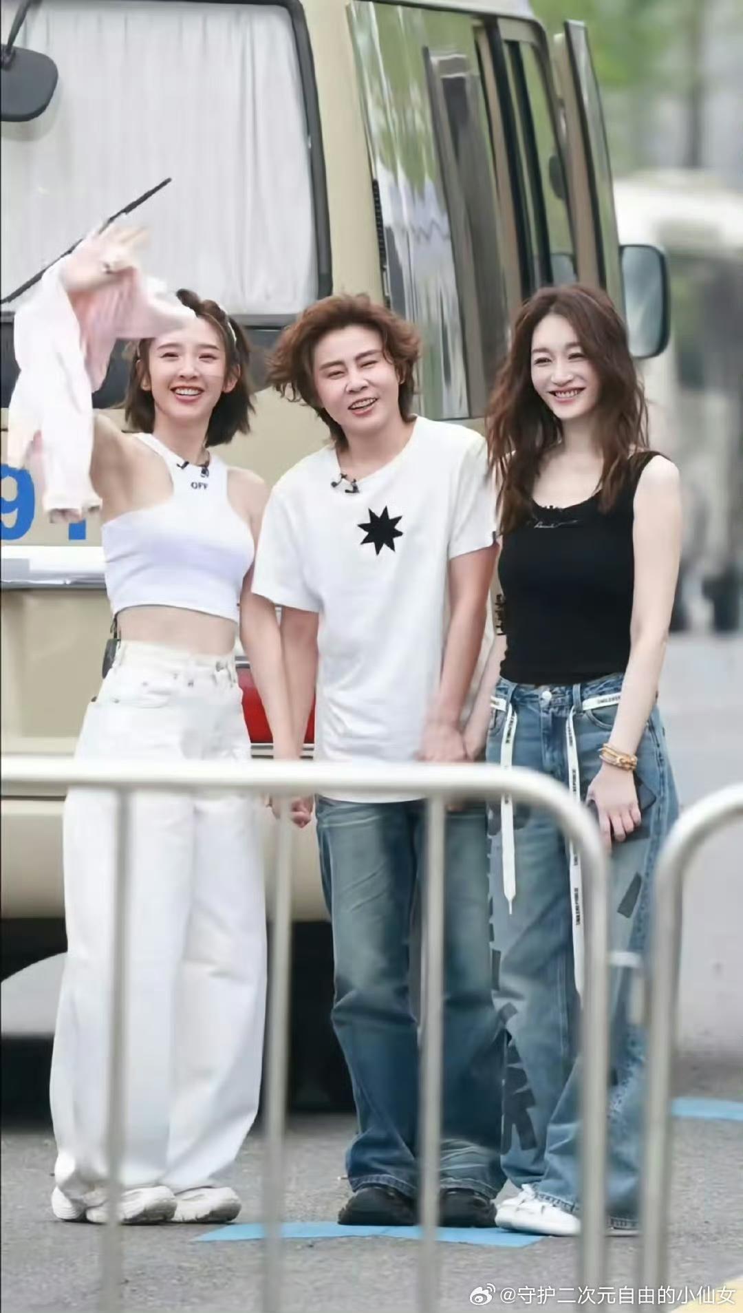 所谓的顶美都是对比出来的，其实唐艺昕已经是d美女了！但是李小冉明显更胜一筹，这还