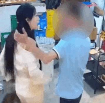 四川，一男子火锅店喝酒，见老板娘长得漂亮，便借故3次搭讪，竟要老板娘陪他喝酒，遭
