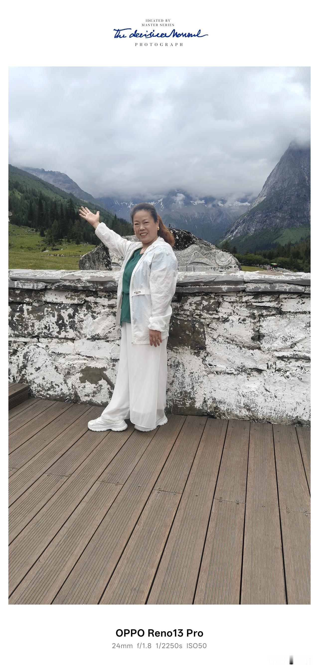 奔赴川西，如愿走进四姑娘山。一路盘山而上，抵达红杉林打卡点，海拔3840米，云雾