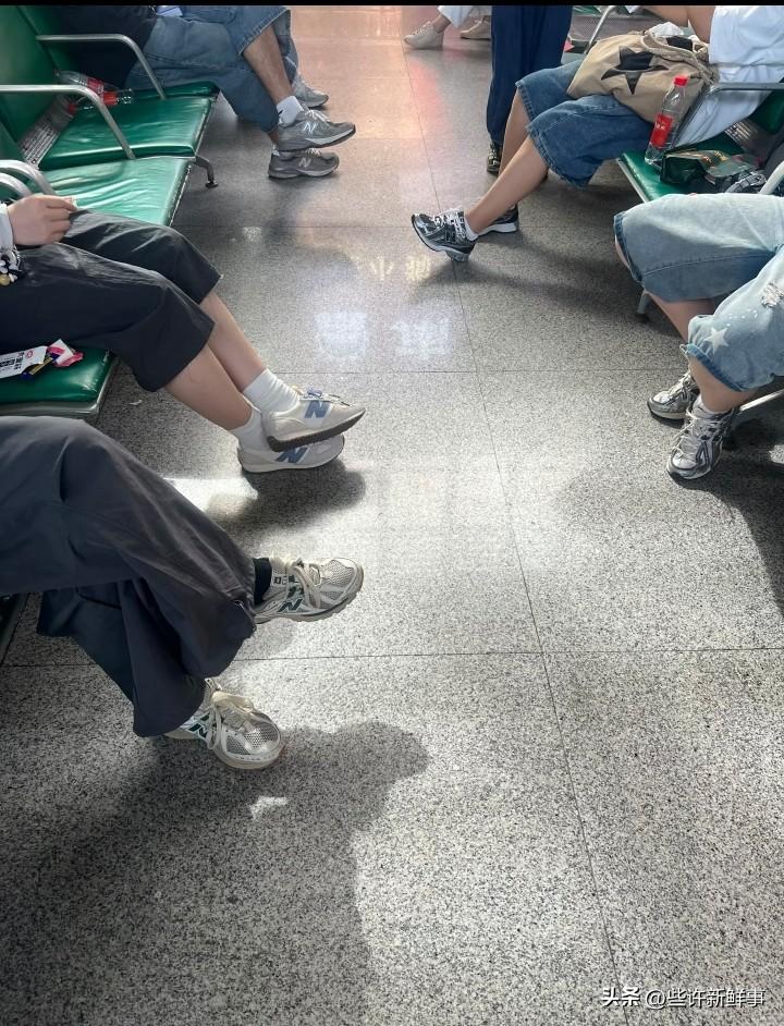 去爬山在车站上发现大家都穿的NB！
一到车站就被吸引住了 颜值确实很在线
