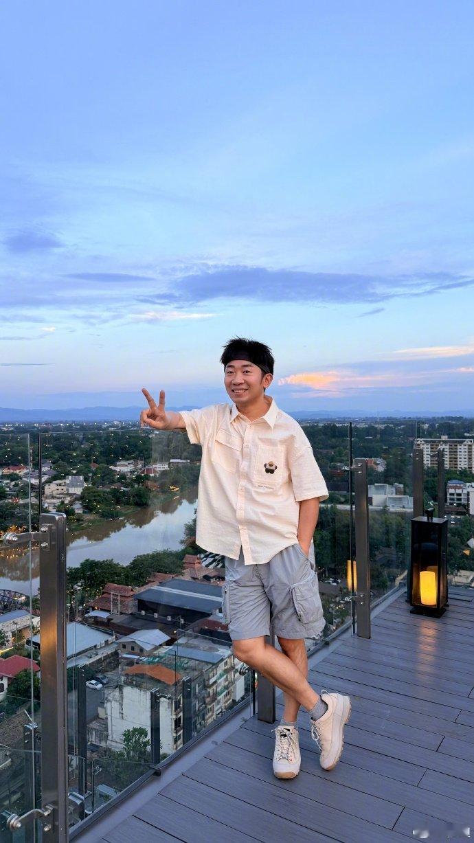 杨迪表情管理这块你好星期六海岛舞蹈大赛这段太有趣了，杨迪的表情管理真的堪称一绝。