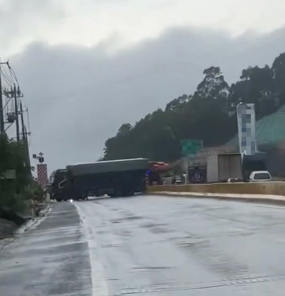 【玉林某粉产业园路口两大车碰撞致马路堵车】5月19日，玉林市某粉产业园路段一路口