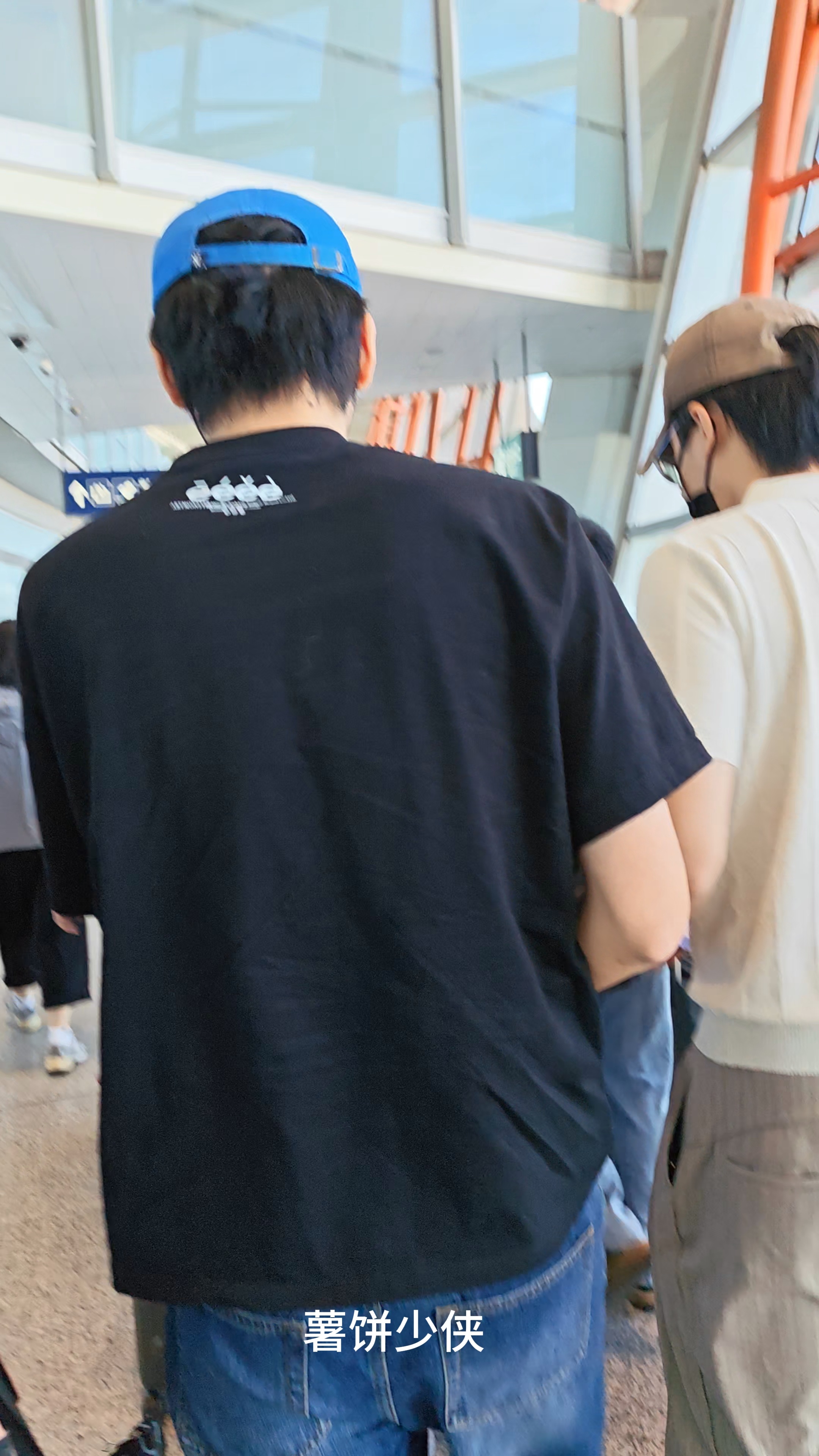 我可以请问你们两个为什么递信要贴这么近吗 