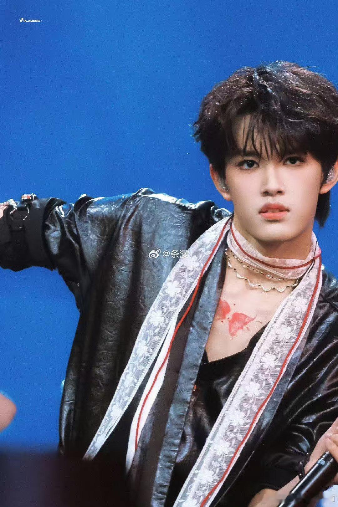 张极又去看张杰演唱会了追星与进步同步！张极现身张杰演唱会，沉浸式学习舞台，努力不