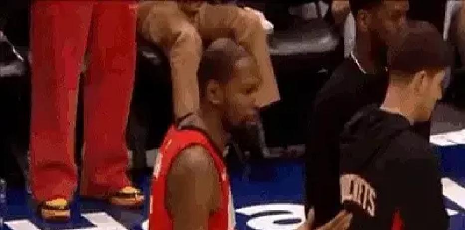 最后8秒，他把杜兰特晾在底角。
 
火箭领先1分，申京持球突破。鹈鹕的防守被他吸