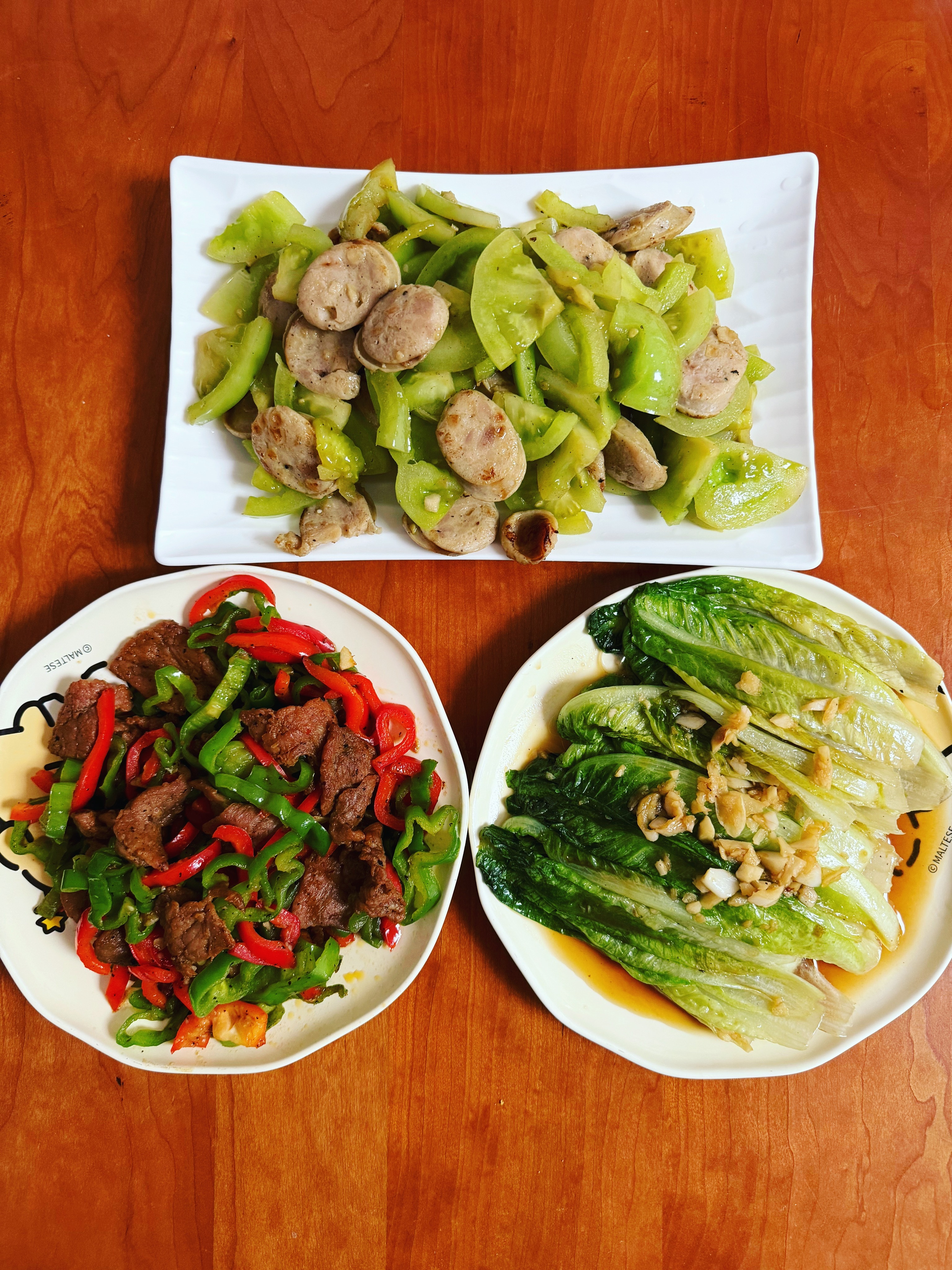 好好吃饭吃饭了，朋友们。上：意式青茄香草肠料理左下：普罗旺斯甜椒煎牛肉右下：蒜香