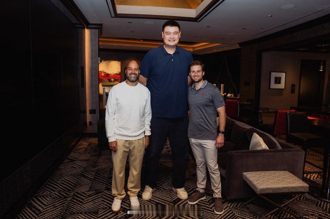 斯通老婆晒斯通和小费帝与姚明的合照休斯顿火箭nba吐槽大会 ​​​