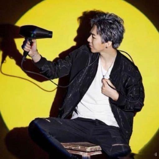 爱奇艺尖叫男神刘宇宁 