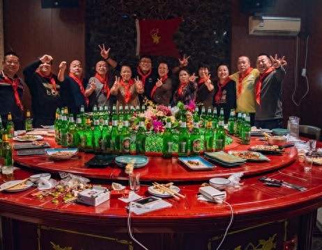 昔日穷学生遭当众嘲讽，同学聚会结局让人感慨