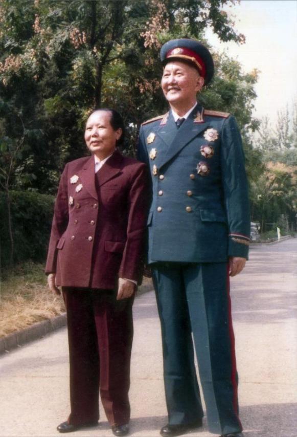 1936年，洪学智看上了女兵张文。谁知，张文却嫌弃洪学智满脸麻子，本想婉言谢绝，