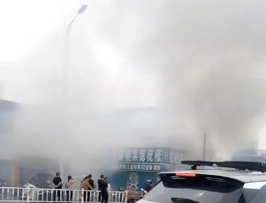 5月13日，河南省南阳市卧龙区光武街道百里奚路与麒麟路交叉口附近一酒库突发火情。
