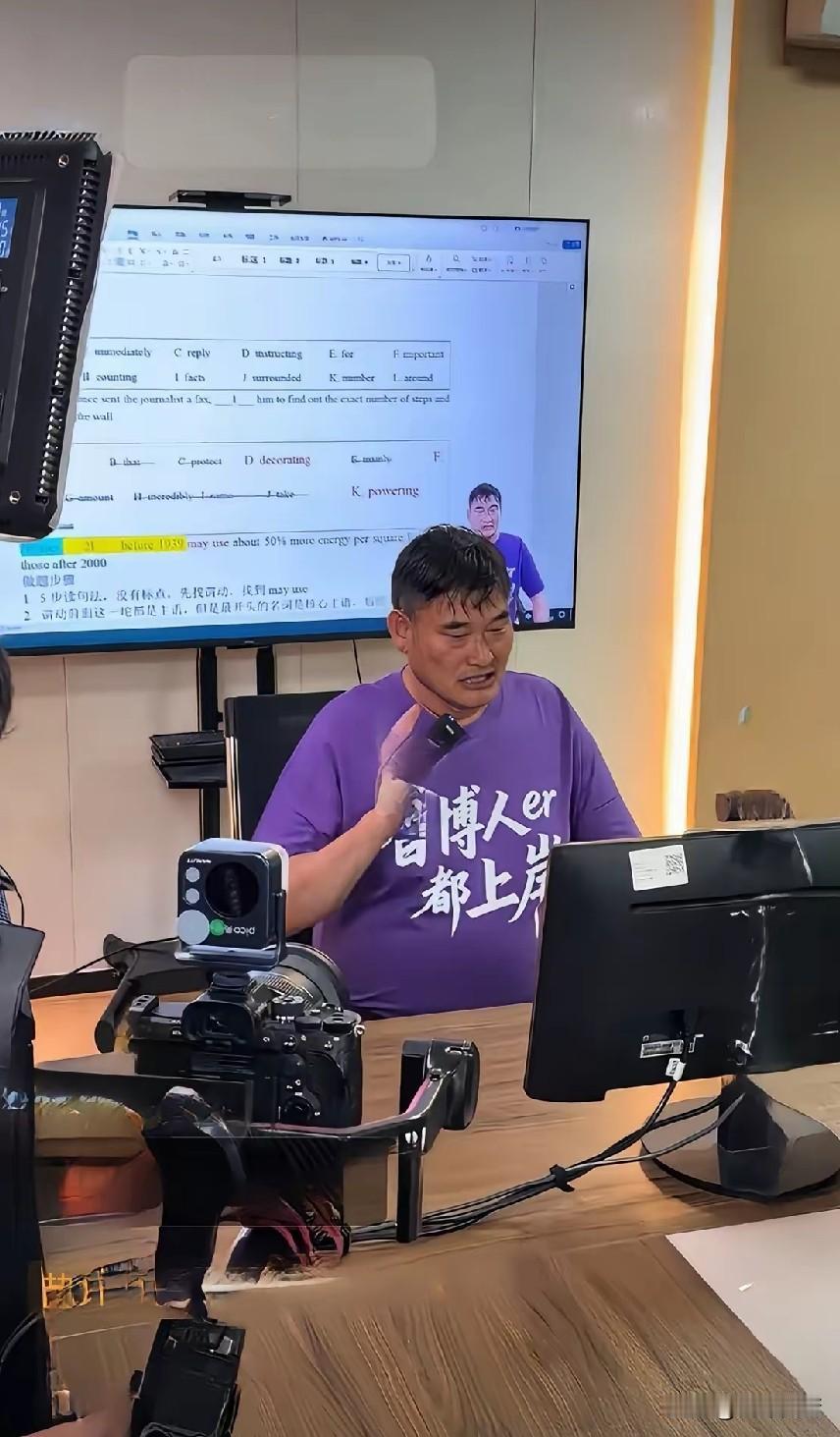一个连小学都没毕业的人，你却让他去教英语。
真不知是教培机构太过幼稚，什么人都敢