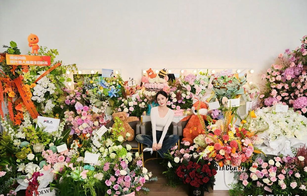 不愧是内娱顶流！杨幂过生日时，众多品牌方纷纷送上生日鲜花与祝福，排面直接拉满。当