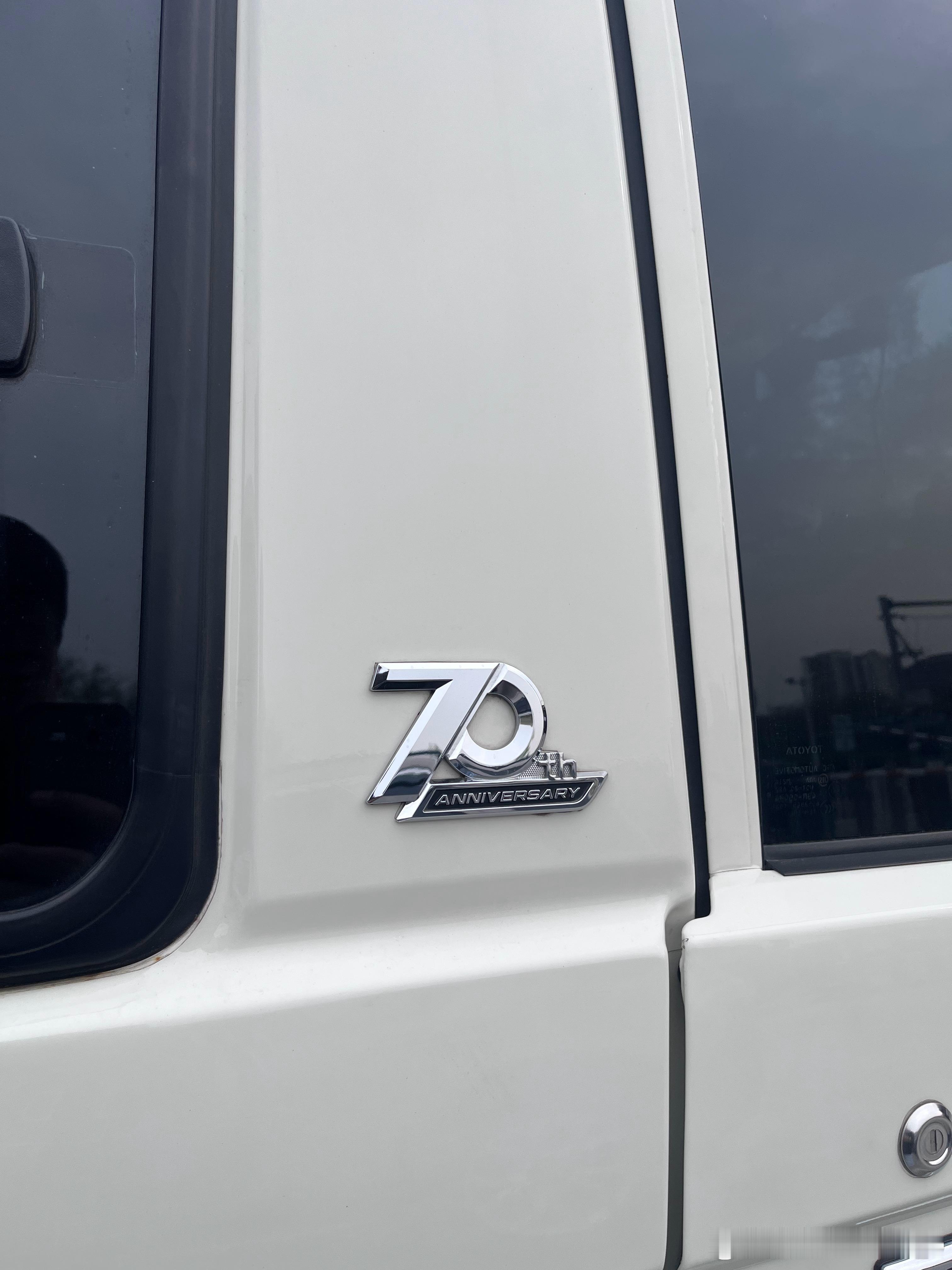 今天偶尔一个好玩的又老又小的狠家伙。车主改装很克制，保留了原本的味道，真香啊。有